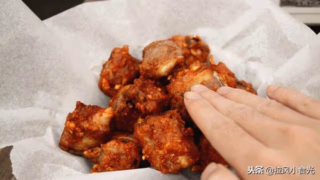 這盤香辣排骨的滋味,又讓隔壁家小孩嘴饞了,連骨頭都捨不得吐