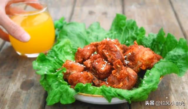 這盤香辣排骨的滋味,又讓隔壁家小孩嘴饞了,連骨頭都捨不得吐