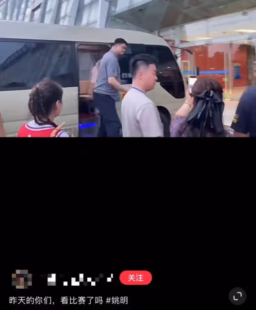 8月20日,姚明的健康狀況引發持續熱議!攜妻女現身走路緩慢費勁
