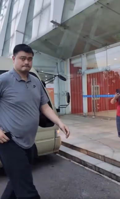 8月20日,姚明的健康狀況引發持續熱議!攜妻女現身走路緩慢費勁