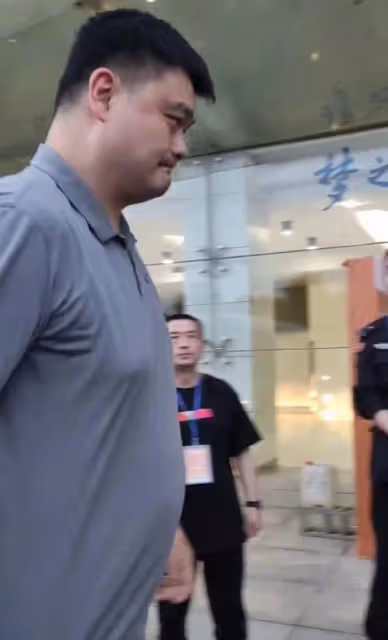 8月20日,姚明的健康狀況引發持續熱議!攜妻女現身走路緩慢費勁