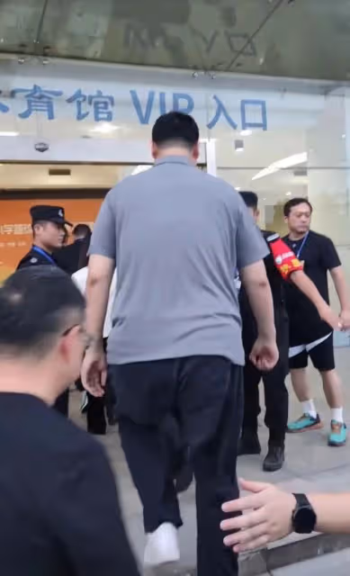 8月20日,姚明的健康狀況引發持續熱議!攜妻女現身走路緩慢費勁