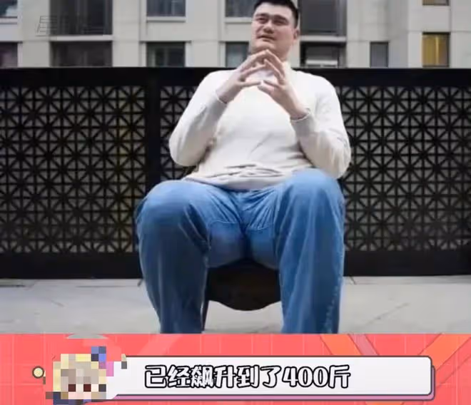 8月20日,姚明的健康狀況引發持續熱議!攜妻女現身走路緩慢費勁