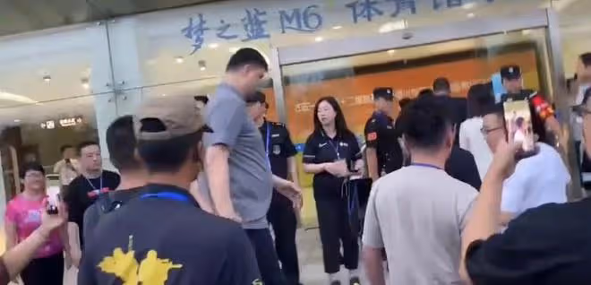 8月20日,姚明的健康狀況引發持續熱議!攜妻女現身走路緩慢費勁