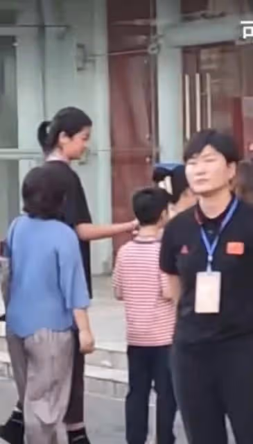 8月20日,姚明的健康狀況引發持續熱議!攜妻女現身走路緩慢費勁