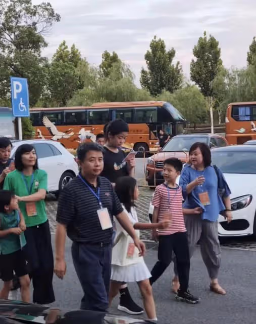 8月20日,姚明的健康狀況引發持續熱議!攜妻女現身走路緩慢費勁