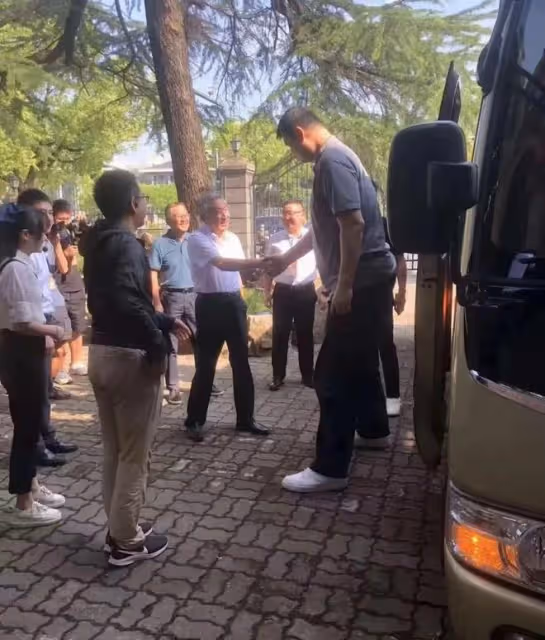 8月20日,姚明的健康狀況引發持續熱議!攜妻女現身走路緩慢費勁