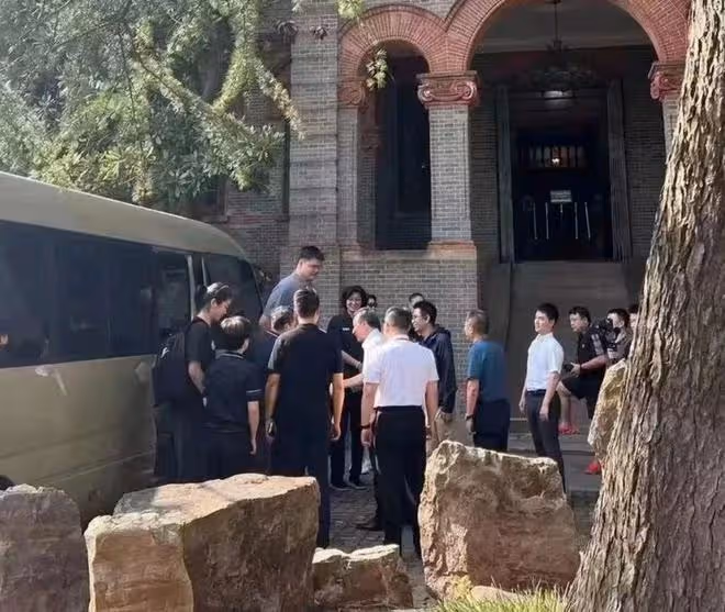 8月20日,姚明的健康狀況引發持續熱議!攜妻女現身走路緩慢費勁