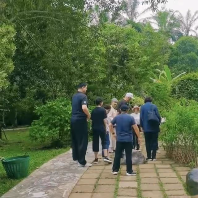 8月20日,姚明的健康狀況引發持續熱議!攜妻女現身走路緩慢費勁