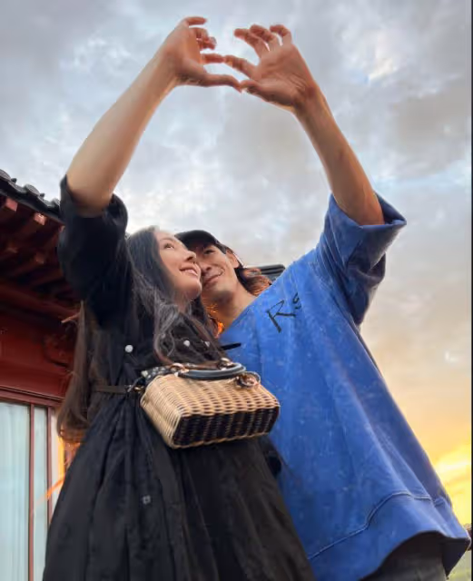 向佐郭碧婷西湖比心,一歲兒子正臉照曝光,混血感十足像外公