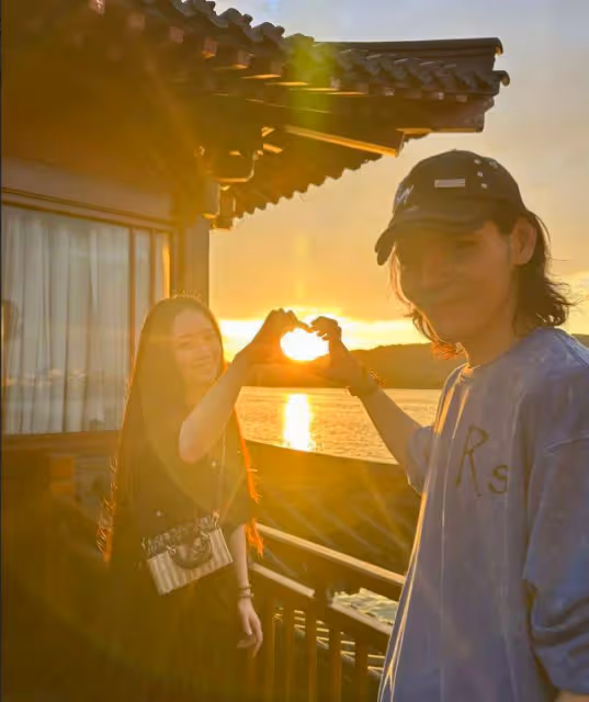 向佐郭碧婷西湖比心,一歲兒子正臉照曝光,混血感十足像外公