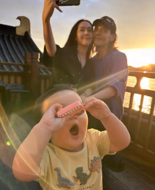 向佐郭碧婷西湖比心,一歲兒子正臉照曝光,混血感十足像外公