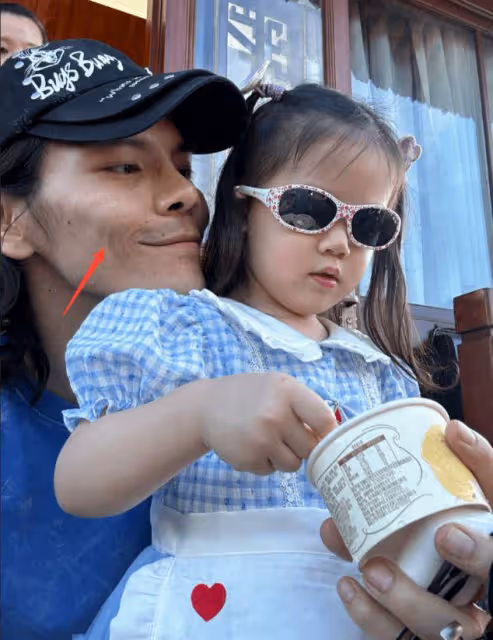 向佐郭碧婷西湖比心,一歲兒子正臉照曝光,混血感十足像外公