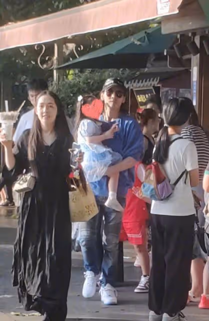 向佐郭碧婷西湖比心,一歲兒子正臉照曝光,混血感十足像外公