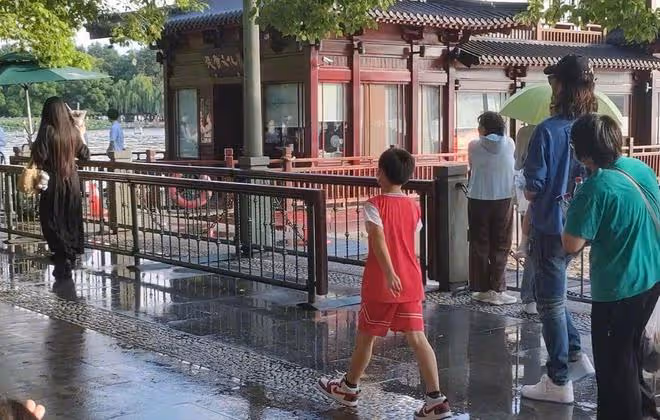 向佐郭碧婷西湖比心,一歲兒子正臉照曝光,混血感十足像外公