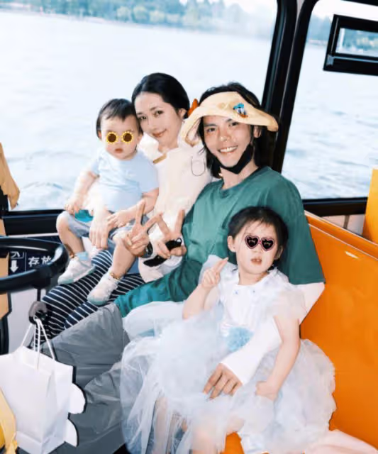 向佐郭碧婷西湖比心,一歲兒子正臉照曝光,混血感十足像外公