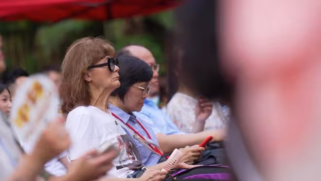 李玟二姐將再次登台獻唱悼念妹妹,圍觀群眾被她感動到落淚