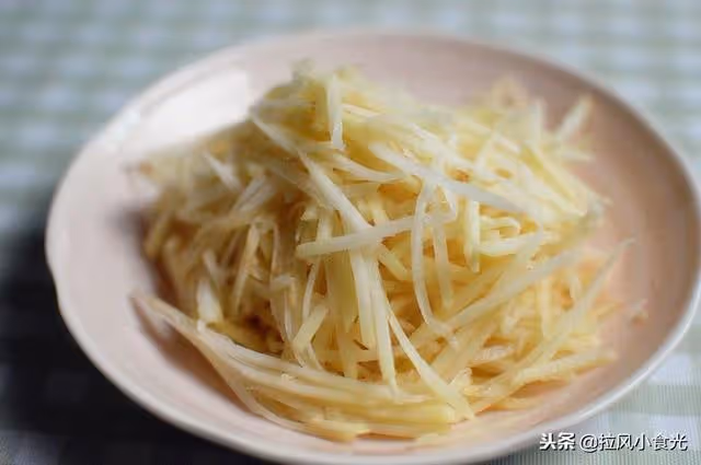 土豆絲別再炒著吃,蒸一蒸,拌一拌,少油少鹽更健康!