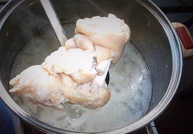 老師傅透露:做醬肘子時,這4步缺一不可,出鍋後不柴不膩口感佳