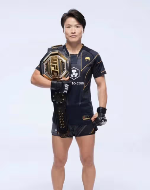 眾星祝賀張偉麗奪冠,她創造了新的UFC女子歷史記錄