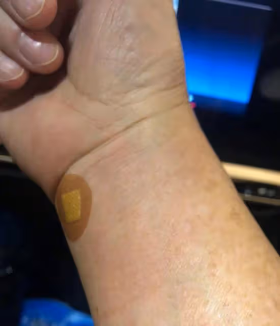 72歲譚詠麟健康頻出問題引擔憂!手腕受傷打石膏,此前還暴瘦14斤