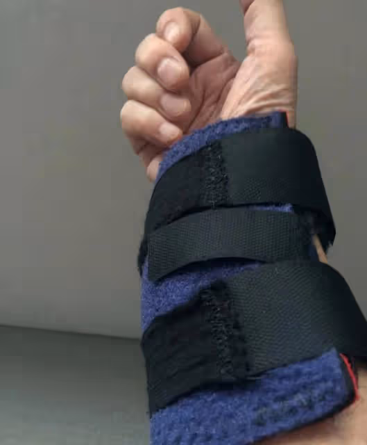 72歲譚詠麟健康頻出問題引擔憂!手腕受傷打石膏,此前還暴瘦14斤