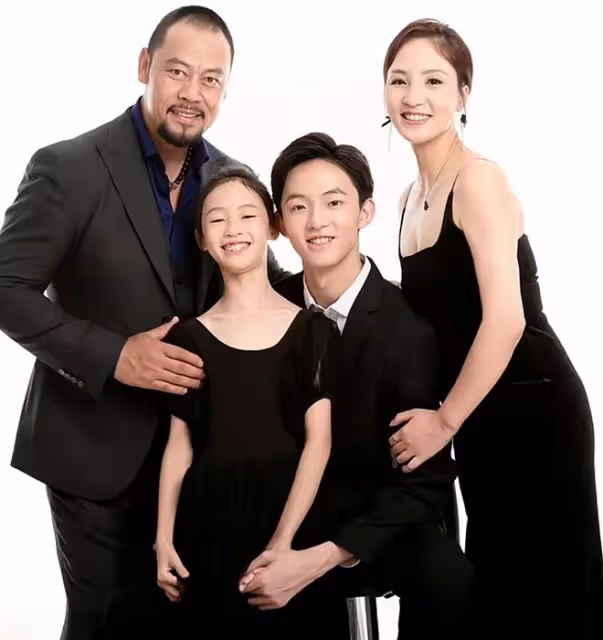晉松曬全家福慶結婚17周年!妻子穿弔帶秀身材,兒子比爸高大帥氣