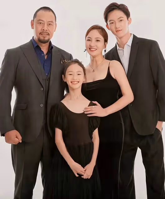 晉松曬全家福慶結婚17周年!妻子穿弔帶秀身材,兒子比爸高大帥氣