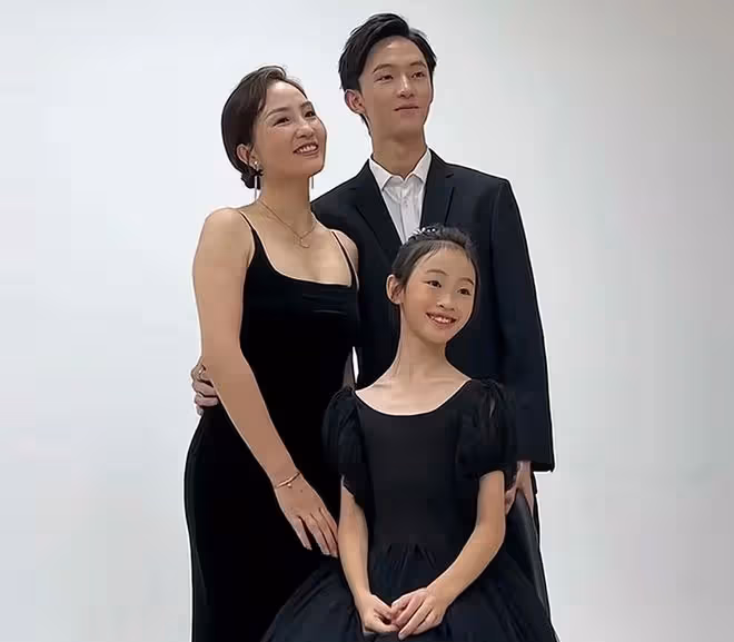晉松曬全家福慶結婚17周年!妻子穿弔帶秀身材,兒子比爸高大帥氣