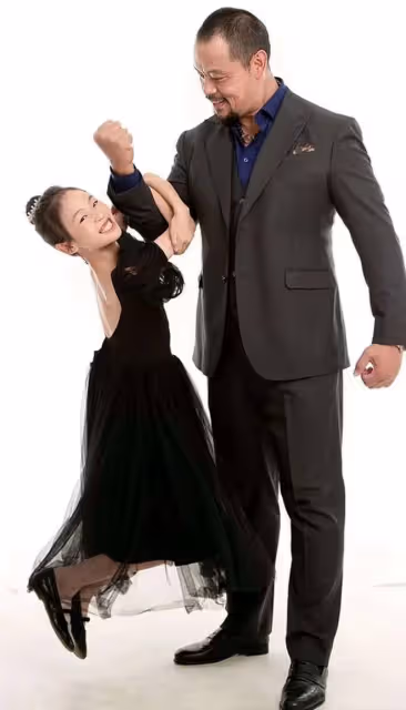 晉松曬全家福慶結婚17周年!妻子穿弔帶秀身材,兒子比爸高大帥氣