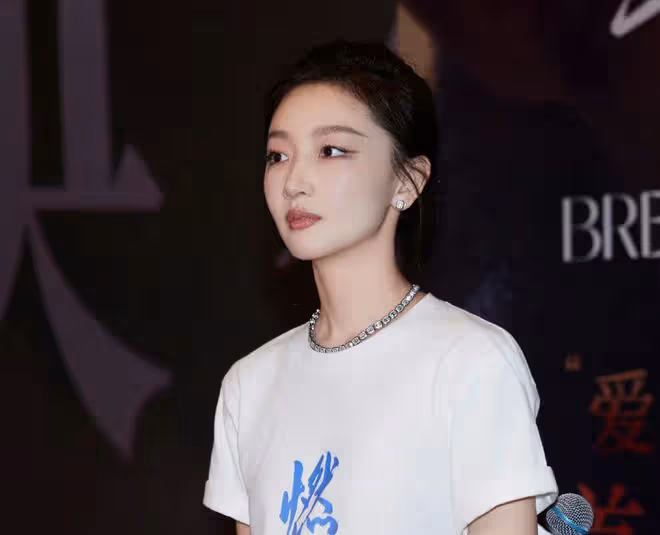周冬雨變漂亮了,新妝容氣質出眾模樣大變,近照還撞臉倪妮