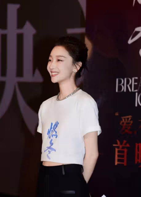 周冬雨變漂亮了,新妝容氣質出眾模樣大變,近照還撞臉倪妮