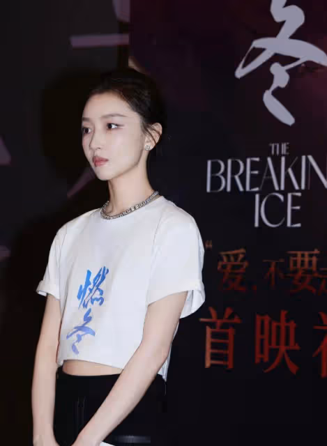 周冬雨變漂亮了,新妝容氣質出眾模樣大變,近照還撞臉倪妮