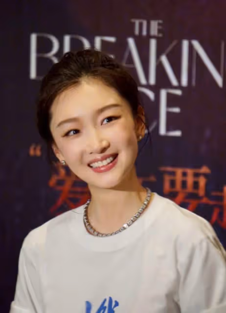 周冬雨變漂亮了,新妝容氣質出眾模樣大變,近照還撞臉倪妮