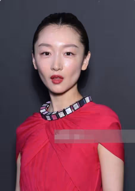 周冬雨變漂亮了,新妝容氣質出眾模樣大變,近照還撞臉倪妮