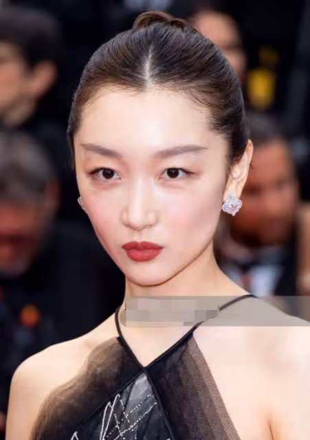 周冬雨變漂亮了,新妝容氣質出眾模樣大變,近照還撞臉倪妮