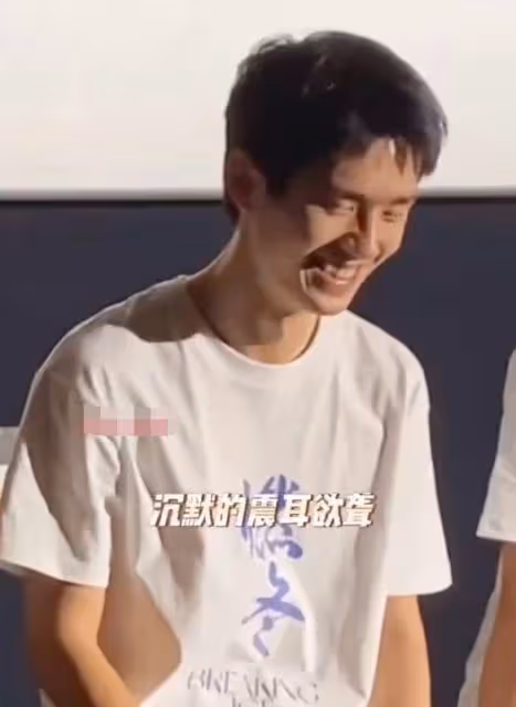 周冬雨變漂亮了,新妝容氣質出眾模樣大變,近照還撞臉倪妮