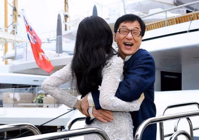 范冰冰做夢都想刪掉的合照，穿透視裙被成龍從後抱，網友直呼：不好意思看！