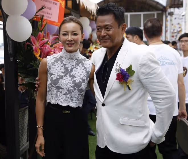 魏駿傑前妻張利華改頭換面,躋身進入富豪名流圈