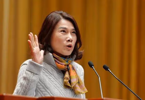 董明珠言論惹爭議,格力不招只想要多少工資的員工,遭到網友吐槽