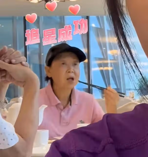 68歲老戲骨移居新加坡,高級餐廳被偶遇變化大,住千萬別墅很愜意