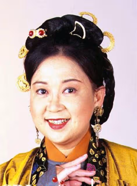 68歲老戲骨移居新加坡,高級餐廳被偶遇變化大,住千萬別墅很愜意