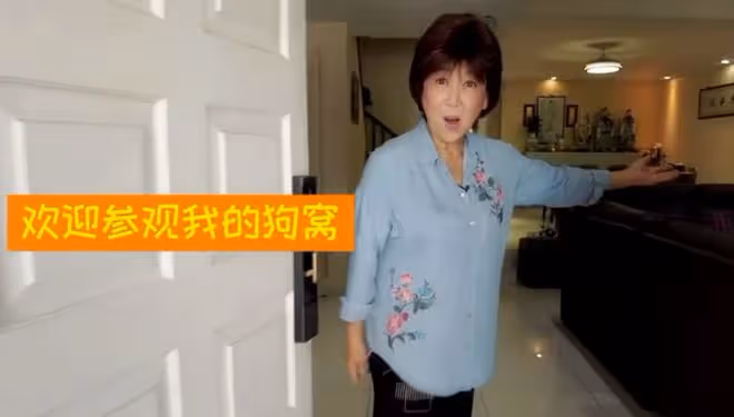 68歲老戲骨移居新加坡,高級餐廳被偶遇變化大,住千萬別墅很愜意
