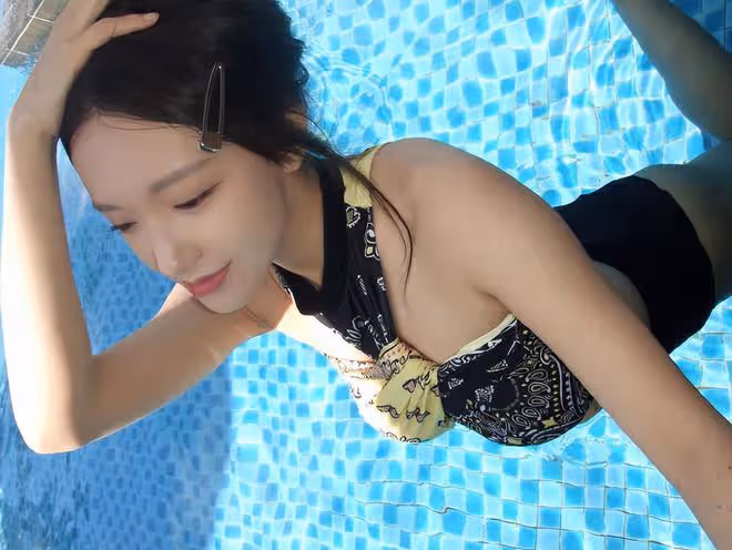 25歲女星穿泳衣秀火辣身材！凹凸有致曲線完美，否認為梁朝偉生子