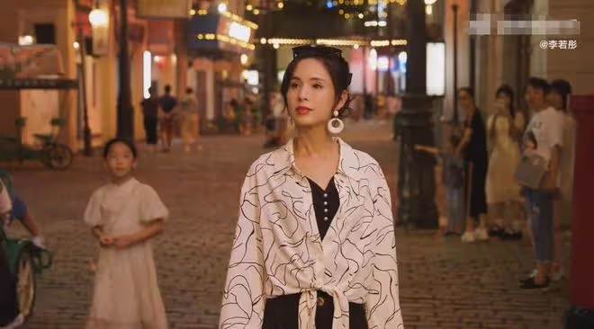 李若彤轉行當歌手,發單曲獲眾多明星支持,長居內地未婚生活瀟灑