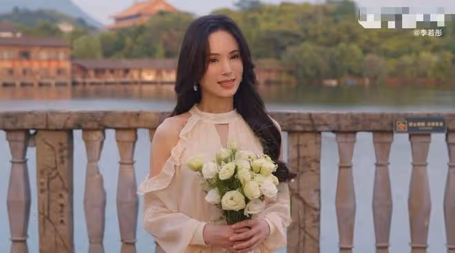 李若彤轉行當歌手,發單曲獲眾多明星支持,長居內地未婚生活瀟灑