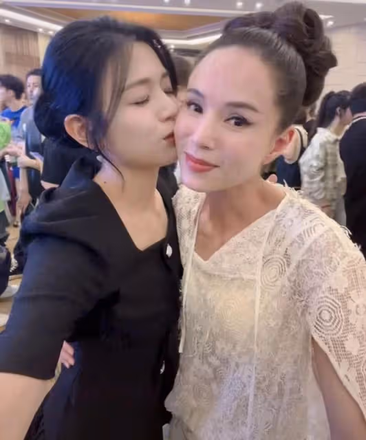 李若彤轉行當歌手,發單曲獲眾多明星支持,長居內地未婚生活瀟灑