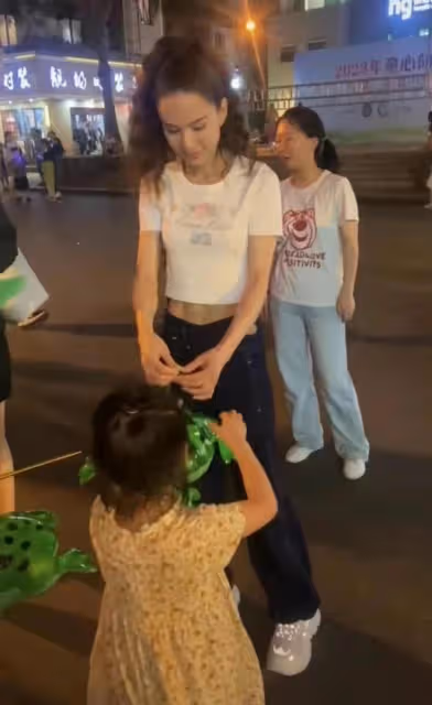 李若彤轉行當歌手,發單曲獲眾多明星支持,長居內地未婚生活瀟灑