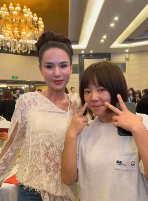李若彤轉行當歌手,發單曲獲眾多明星支持,長居內地未婚生活瀟灑