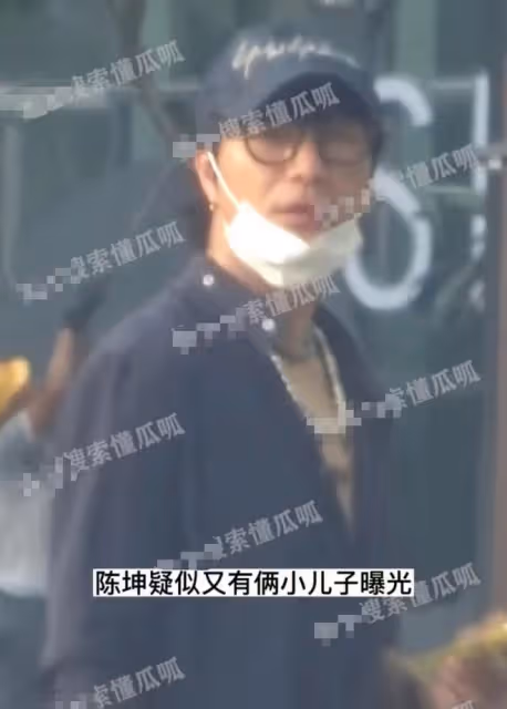 曝陳坤又秘密生倆兒子,攜一家六口開心出行,本人火速回應引熱議